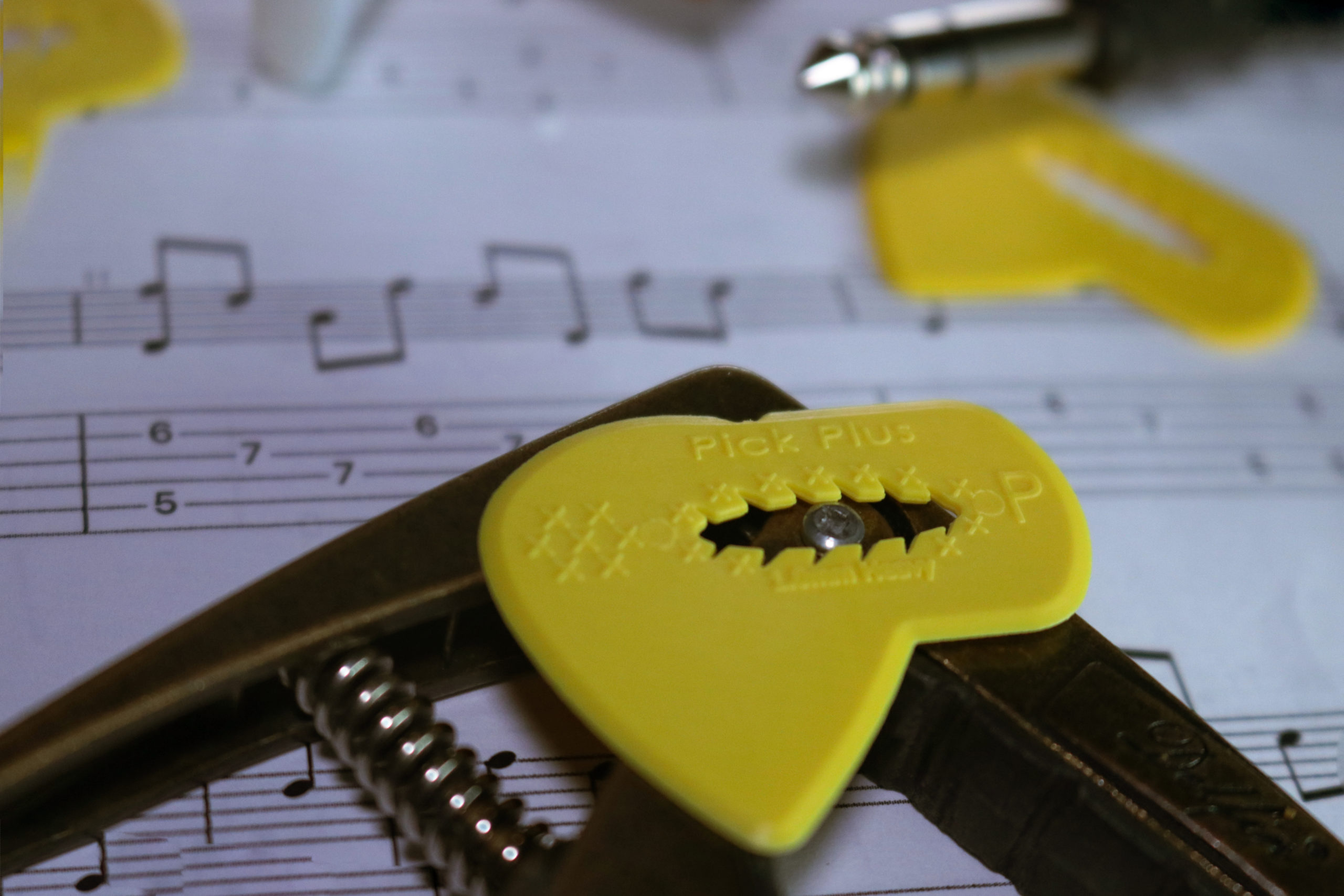 Playing the Guitar With a Pick ⋆ The PickPlus